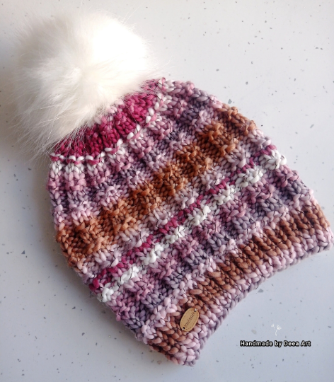 Caciula tricotata manual din acril, cu mot de blanita alba, unisex, roz